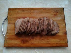 晾干水分的牛肉切成薄片