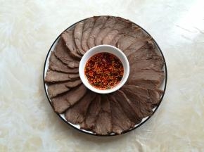 牛肉整齐的铺在盘子里，中间留一个调料碟的大小，把调好的酱汁倒入碗里，就可以端上桌了。