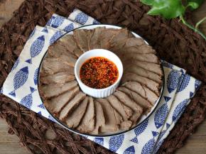 卤好的牛肉蘸上香辣开胃的调味酱真是香