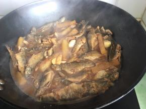 锅中的汤汁不要炖干，土豆熟透，加入少许耗油、香菜段即可装盘出锅。