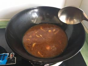 炒出香味后加入水。