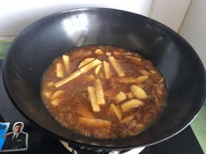 大火烧开，转中火将土豆炖5分钟。