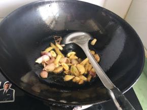 将蒜切成厚片、姜切片，锅中油烧热下入蒜瓣、姜片炒香。同时放入花椒、八角炒出香味。