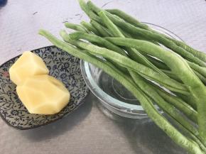 豆角、土豆清洗干净备用。