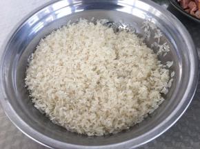 大米淘洗干净。
