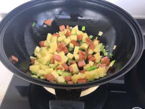 加入土豆丁继续翻炒同时加入调料（五香粉、生抽、耗油、盐）