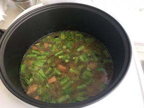 加入水，水的量与平时煮饭的量基本一样，稍多一点，盖上盖子，按煮饭键。