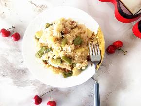 电饭煲完成工作，一款香喷喷的什锦米饭出锅，这样做的饭大人孩子都喜欢，对于时间紧的上班族是一种很好的选择，无需再做菜，配上点自己喜欢的小菜就是美美的一顿饱餐。