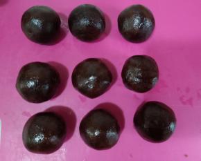 低糖红豆沙分成20克一个，揉圆盖保鲜膜备用。