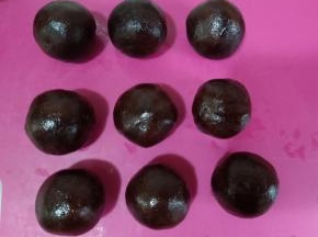 低糖红豆沙分成20克一个，揉圆盖保鲜膜备用。