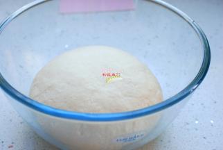 面粉内加入酵母、糖、清水，先用筷子搅拌成絮状，然后下手揉成光滑的面团，盖上盖子，放在温暖处发酵。