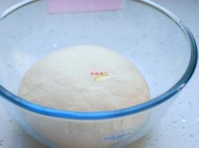 面粉内加入酵母、糖、清水，先用筷子搅拌成絮状，然后下手揉成光滑的面团，盖上盖子，放在温暖处发酵。