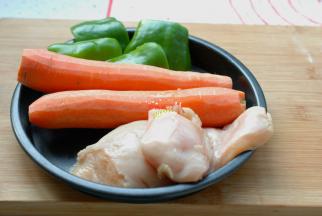 青椒半个清洗干净，胡萝卜2根去掉外皮，清洗干净，鸡胸肉去掉筋膜，清洗干净待用。