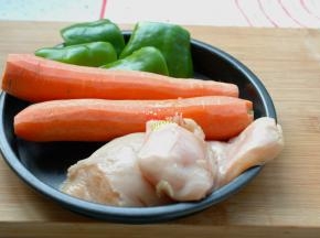 青椒半个清洗干净，胡萝卜2根去掉外皮，清洗干净，鸡胸肉去掉筋膜，清洗干净待用。