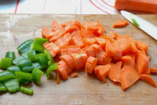 青椒切成小块，胡萝卜也要切成小块，一起放进料理机中打碎成馅。胡萝卜比较硬，可以切小一点的块。