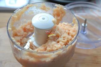 鸡胸肉切成小块，葱、姜切块，一起放进料理机中打成肉糜，肉糜不用太烂，稍微有点颗粒感会更好吃。