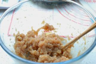 鸡肉泥取出来放在盆子中，加入1勺料酒、1小勺胡椒粉，1勺蚝油，2勺盐混合搅拌均匀。