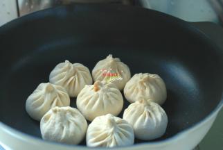 包上适量馅，做成小包子排在锅中，全部做好后，先不要开火，让包子醒发10分钟，冬季适当延长时间。