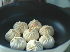 包上适量馅，做成小包子排在锅中，全部做好后，先不要开火，让包子醒发10分钟，冬季适当延长时间。
