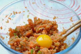 胡萝卜和青椒碎取出来，放在鸡肉馅中，搅拌均匀，加入1个 鸡蛋，搅拌均匀，然后加入适量香油，1小勺鸡粉，顺着一个方向搅拌均匀，鸡肉萝卜馅就调好了。