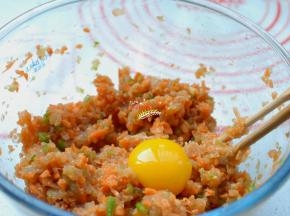 胡萝卜和青椒碎取出来，放在鸡肉馅中，搅拌均匀，加入1个 鸡蛋，搅拌均匀，然后加入适量香油，1小勺鸡粉，顺着一个方向搅拌均匀，鸡肉萝卜馅就调好了。
