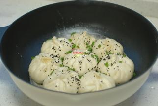 出锅前撒上黑芝麻和小香葱碎，没有也可以不用，直接吃也是很好吃的。香喷喷的水煎包就出锅了，这个水煎包又香又软真好吃，我家一周吃3次，刚买的面粉又没了。