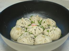 出锅前撒上黑芝麻和小香葱碎，没有也可以不用，直接吃也是很好吃的。香喷喷的水煎包就出锅了，这个水煎包又香又软真好吃，我家一周吃3次，刚买的面粉又没了。