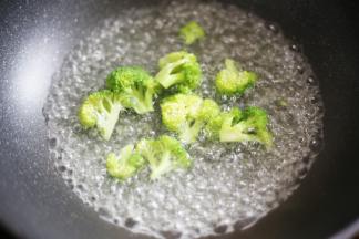 水烧开，滴几滴油，适量盐，放入西兰花焯一分钟。