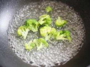 水烧开，滴几滴油，适量盐，放入西兰花焯一分钟。
