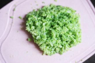 煮至断生后捞出、切碎。