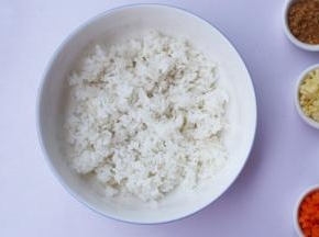 米饭拌匀。