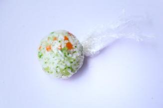 用保鲜膜裹紧定形。