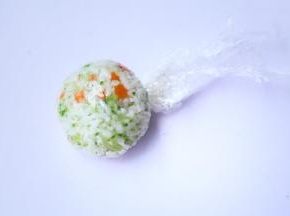 用保鲜膜裹紧定形。