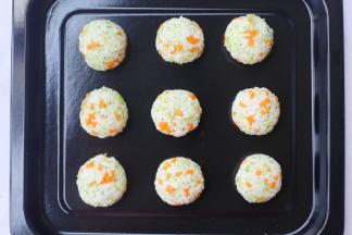 将所有饭团全部做好，摆入烤盘中。