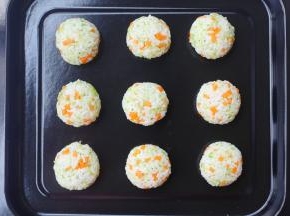 将所有饭团全部做好，摆入烤盘中。
