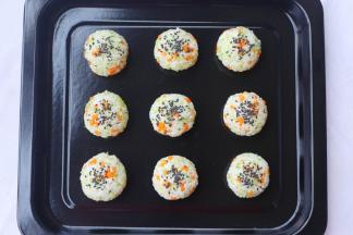 顶部撒上黑芝麻。