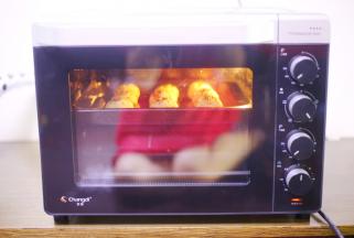 放入预热好的烤箱，200度上下火中层烤6分钟即可。
