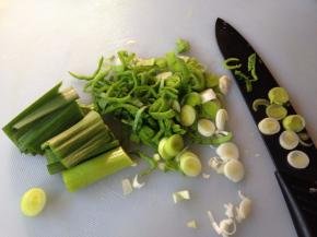 青蒜切成小粒