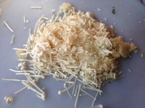 金针菇去跟切成碎粒