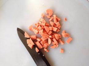 火腿肠去皮切成小丁