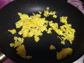 入热油中炒成蛋碎盛出备用