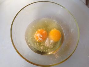 鸡蛋加盐、白胡椒粉充分打散