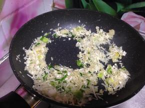 炒锅再加油先倒入青蒜炒出香味，再倒入金针菇炒散