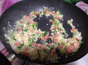 倒入火腿丁炒匀炒散