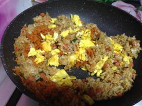 最后倒入肉松、蛋碎炒匀即可