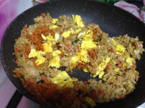 最后倒入肉松、蛋碎炒匀即可