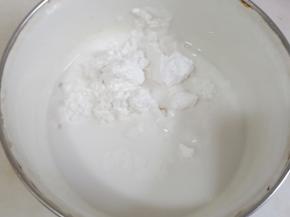 75克水晶预拌粉加75克清水。