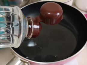 75克清水中加入225克水怡。