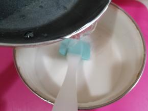 将煮沸的水怡加入水晶粉糊中。
