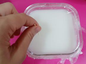 盖保鲜膜，用牙签扎一些小孔。